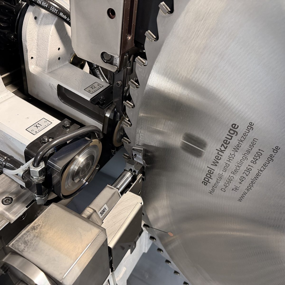 Grinding machine with circular saw blade at appel werkzeuge