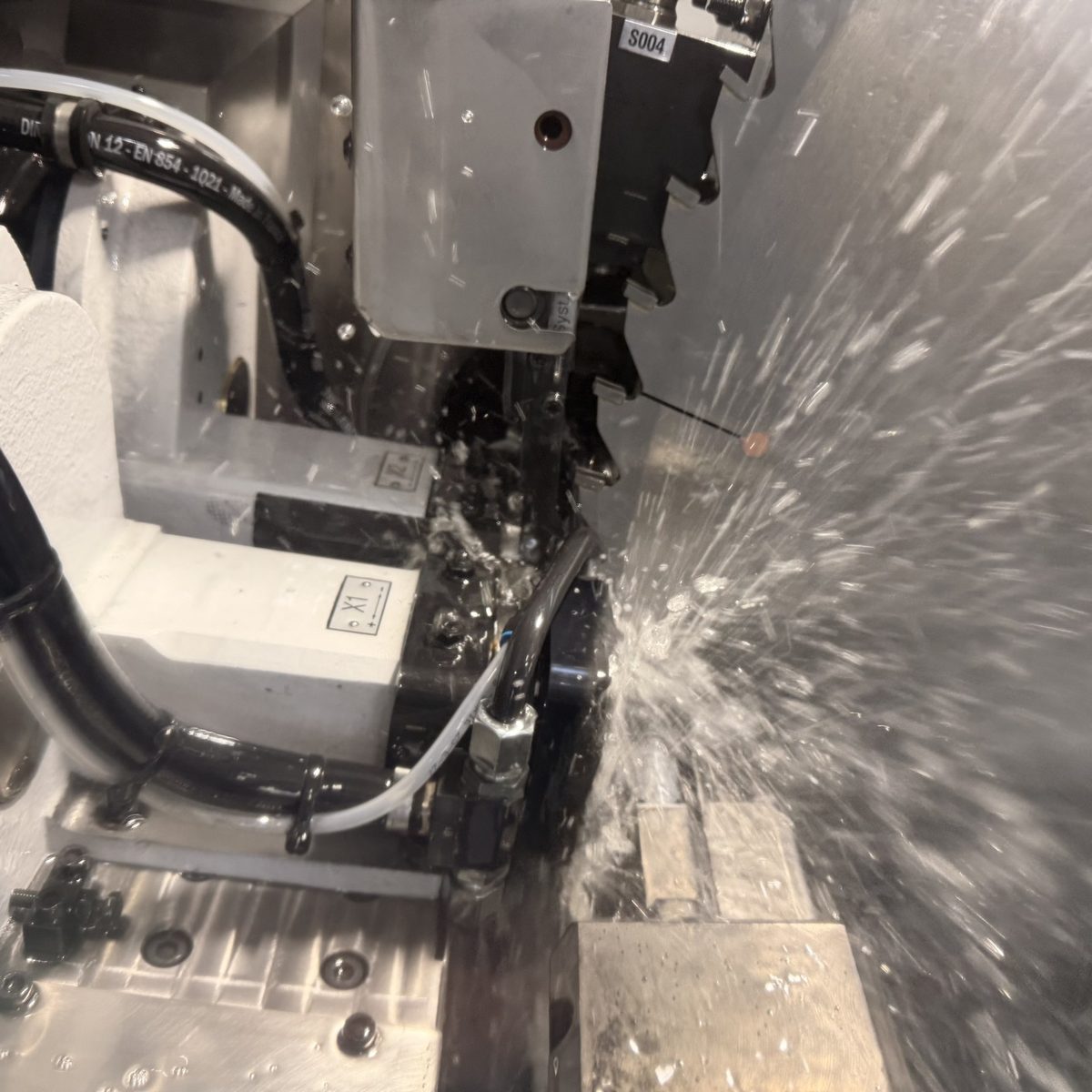 Grinding a circular saw blade with coolant
